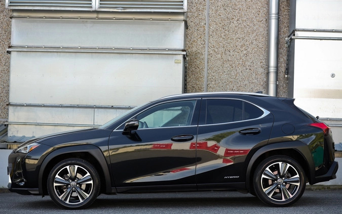 Lexus UX cena 115500 przebieg: 66098, rok produkcji 2019 z Bierutów małe 781